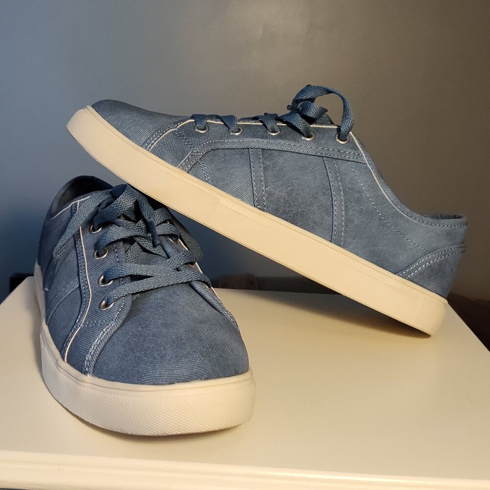 St. John's Bay Placid light blue sneakers, excellent used condition, size 10M